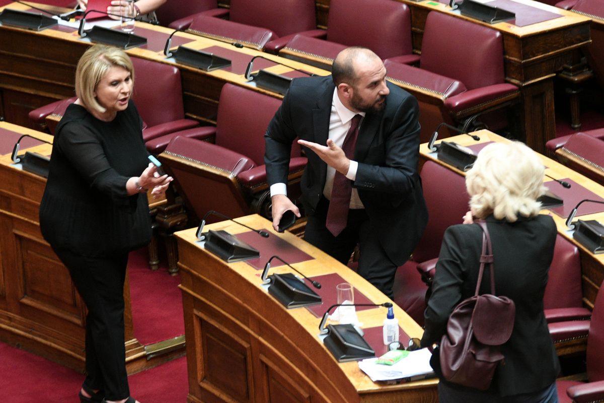 Βούλτεψη Τζανακόπουλος: Καβγάς στη Βουλή – Τι του έδειχνε στο κινητό της