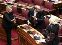 Βούλτεψη Τζανακόπουλος: Καβγάς στη Βουλή – Τι του έδειχνε στο κινητό της Βούλτεψη Τζανακόπουλος: Καβγάς στη Βουλή – Τι του έδειχνε στο κινητό της