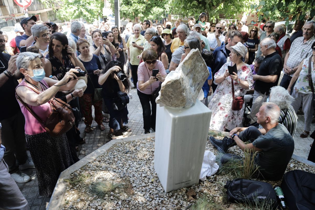 Αρλέτα: Γλυπτό αφιερωμένο στη μνήμη της τραγουδοποιού στην πλατεία Εξαρχείων