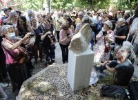 Αρλέτα: Γλυπτό αφιερωμένο στη μνήμη της τραγουδοποιού στην πλατεία Εξαρχείων Αρλέτα: Γλυπτό αφιερωμένο στη μνήμη της τραγουδοποιού στην πλατεία Εξαρχείων