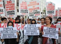 Αντιρατσιστικά συλλαλητήρια: «Black Lives Matter» και «Καλοδεχούμενοι οι πρόσφυγες» τα συνθήματα