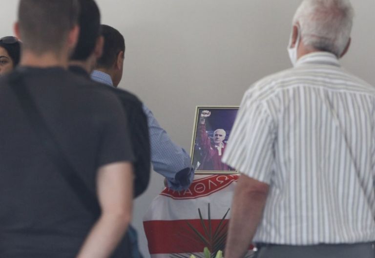 Νίκος Αλέφαντος κηδεία: Με σημαία του Ολυμπιακού το φέρετρό του [pics]