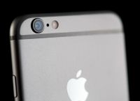 iPhone: Σε τι χρησιμεύει η μαύρη κουκκίδα δίπλα από την κάμερα iPhone: Σε τι χρησιμεύει η μαύρη κουκκίδα δίπλα από την κάμερα