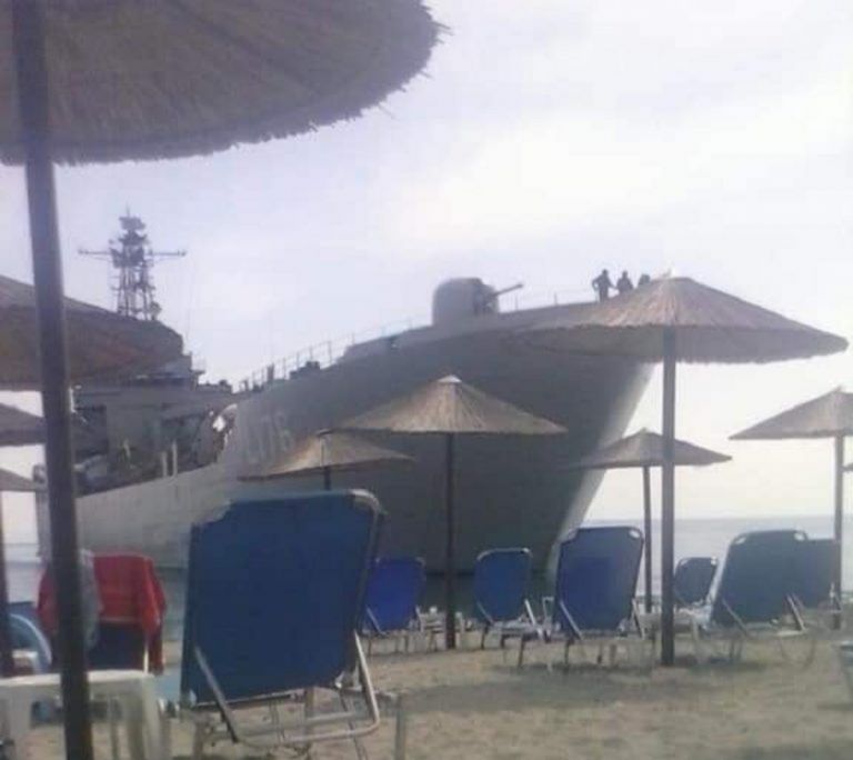 Πιερία αρματαγωγό: Σε beach bar έκανε την εμφάνισή του πολεμικό πλοίο
