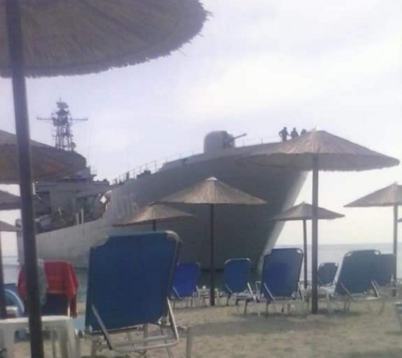 Πιερία αρματαγωγό: Σε beach bar έκανε την εμφάνισή του πολεμικό πλοίο