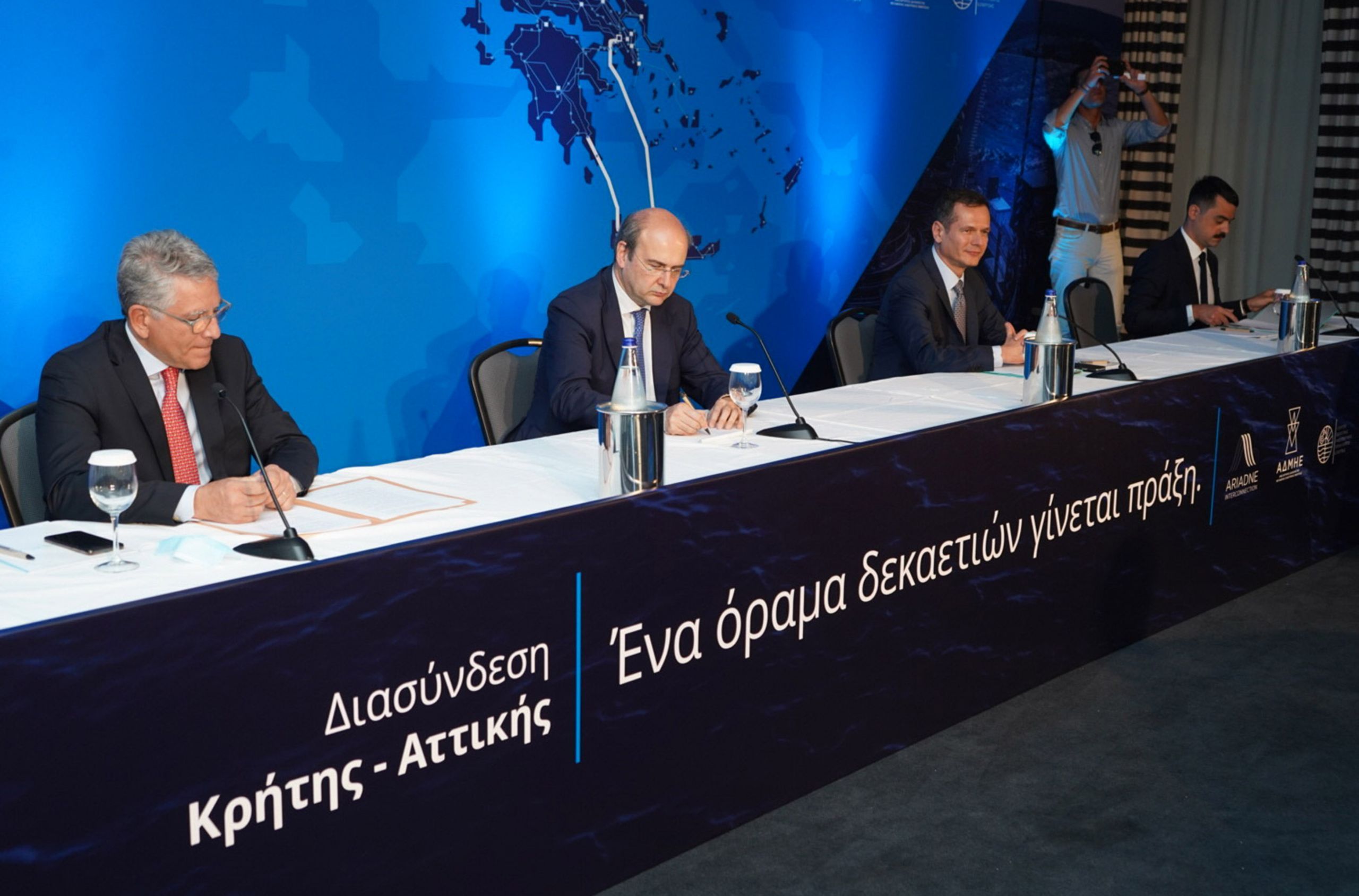 ΑΔΜΗΕ: Υπεγράφη η σύμβαση – Ξεκινά η ηλεκτρική διασύνδεση Κρήτης και Αττικής