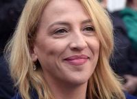 Η Ρένα Δούρου κρατάει ευτυχισμένη στην αγκαλιά της τη Ρένα Δούρου junior