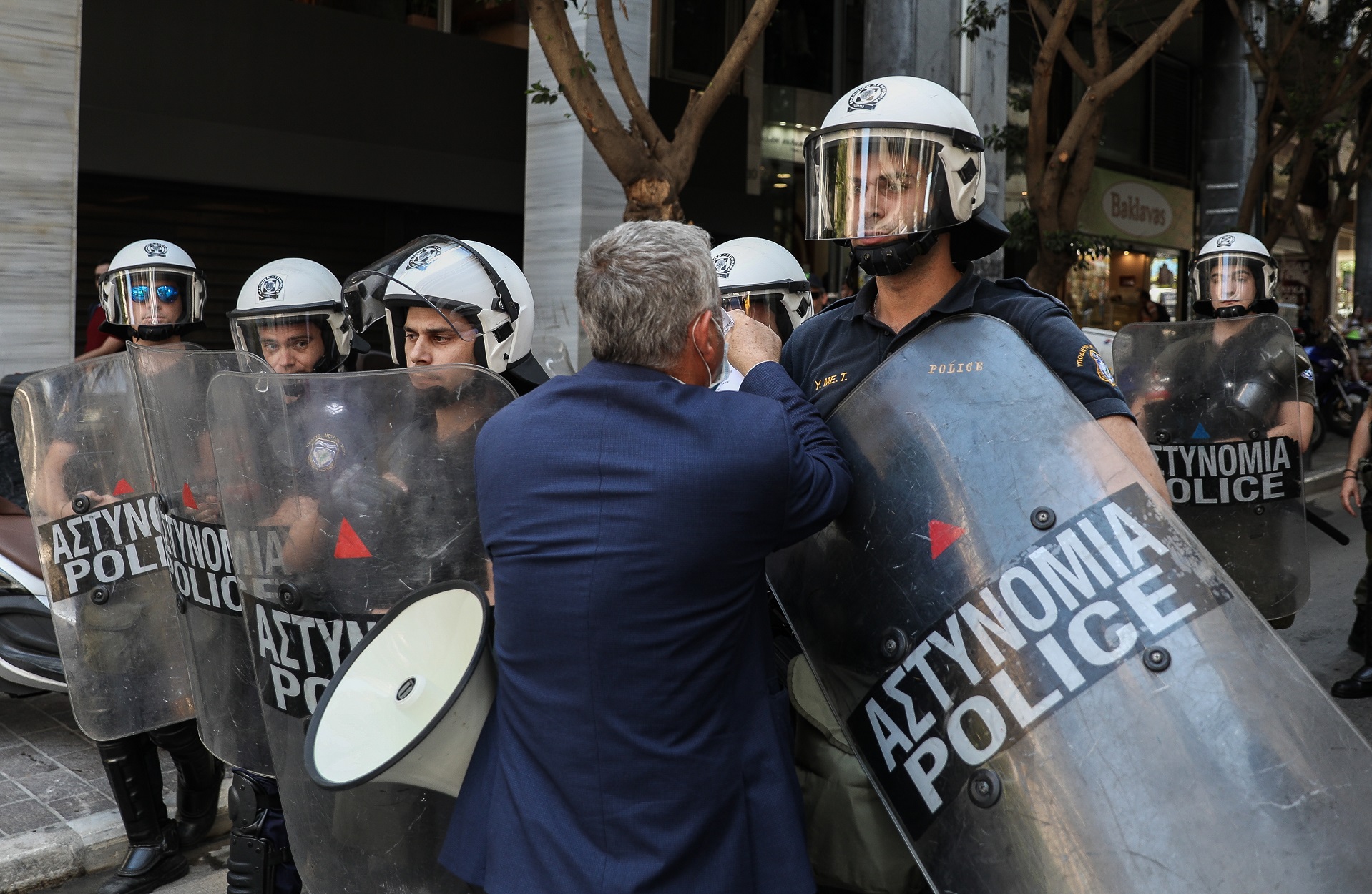 Υπουργείο Υγείας επεισόδια: Ένταση ανάμεσα σε μέλη της ΠΟΕΔΗΝ και ΜΑΤ