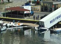 Καβάλα: Νταλίκα έπεσε μέσα στο λιμάνι Καβάλα: Νταλίκα έπεσε μέσα στο λιμάνι