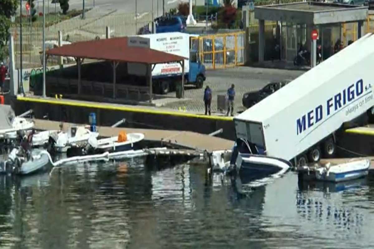 Καβάλα: Νταλίκα έπεσε μέσα στο λιμάνι