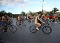 Θεσσαλονίκη: Γυμνοί ποδηλάτες ξεχύθηκαν στους δρόμους [pics+vid]