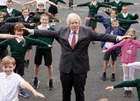 Τζόνσον κορωνοϊός: Έπεσε στο πάτωμα για να κάνει κάμψεις και να δείξει πόσο υγιής είναι [vid]