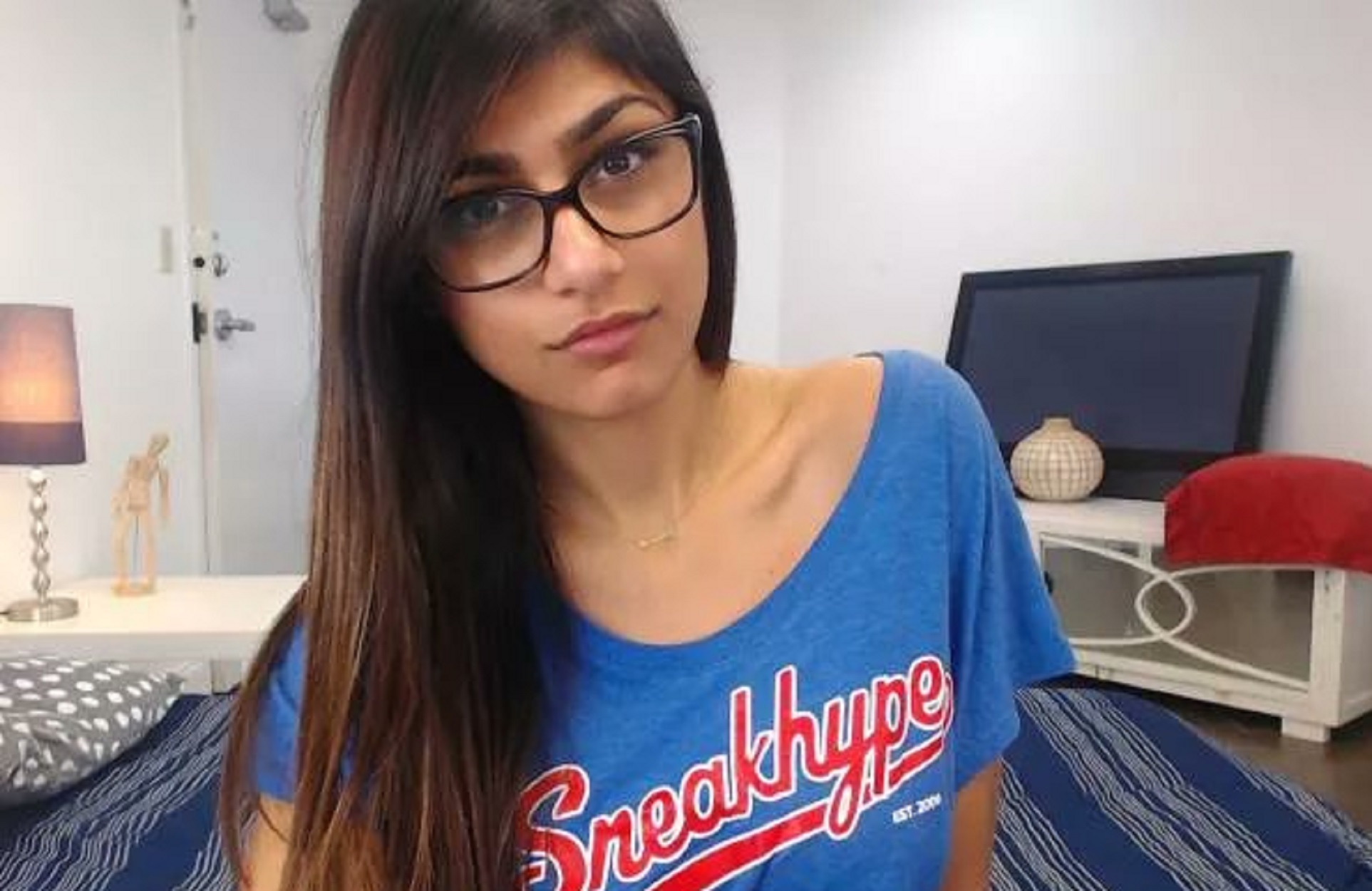 Mia Khalifa: «Σας εκλιπαρώ να μη γυρίσετε πορνό»