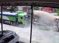 Κίνα: Φορτηγό λιώνει αυτοκίνητο – Ζωντανοί οι επιβάτες [vid]