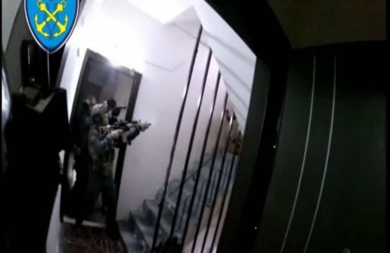 Αγία Βαρβάρα: Κομάντος εισβάλουν σε σπίτι και εντοπίζουν βόμβα