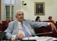 Ο Δημήτρης Κοντομηνάς σε διαφήμιση του 1975 Ο Δημήτρης Κοντομηνάς σε διαφήμιση του 1975