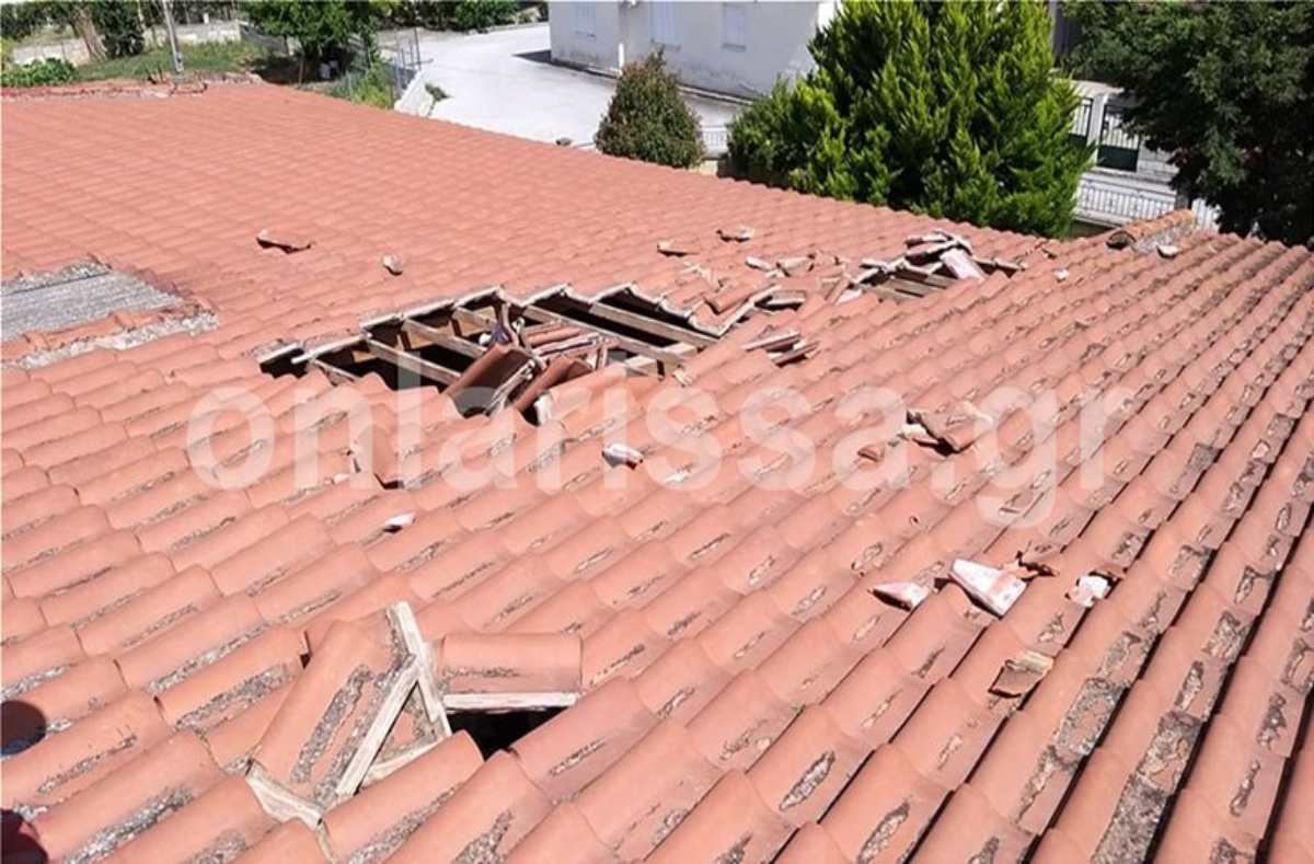 Λάρισα: Αεροσκάφος «ξήλωσε» σκεπή σπιτιού σε χωριό