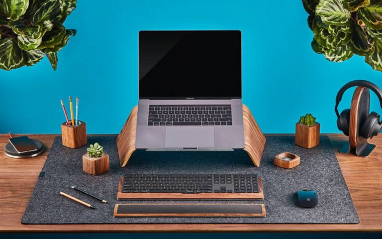 Αυτή είναι η πιο ακριβή και στιλάτη βάση για laptop