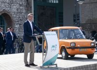 Enfield 8000: Το πρώτο ελληνικό ηλεκτρικό αυτοκίνητο – Ήταν δίπλα στον Μητσοτάκη