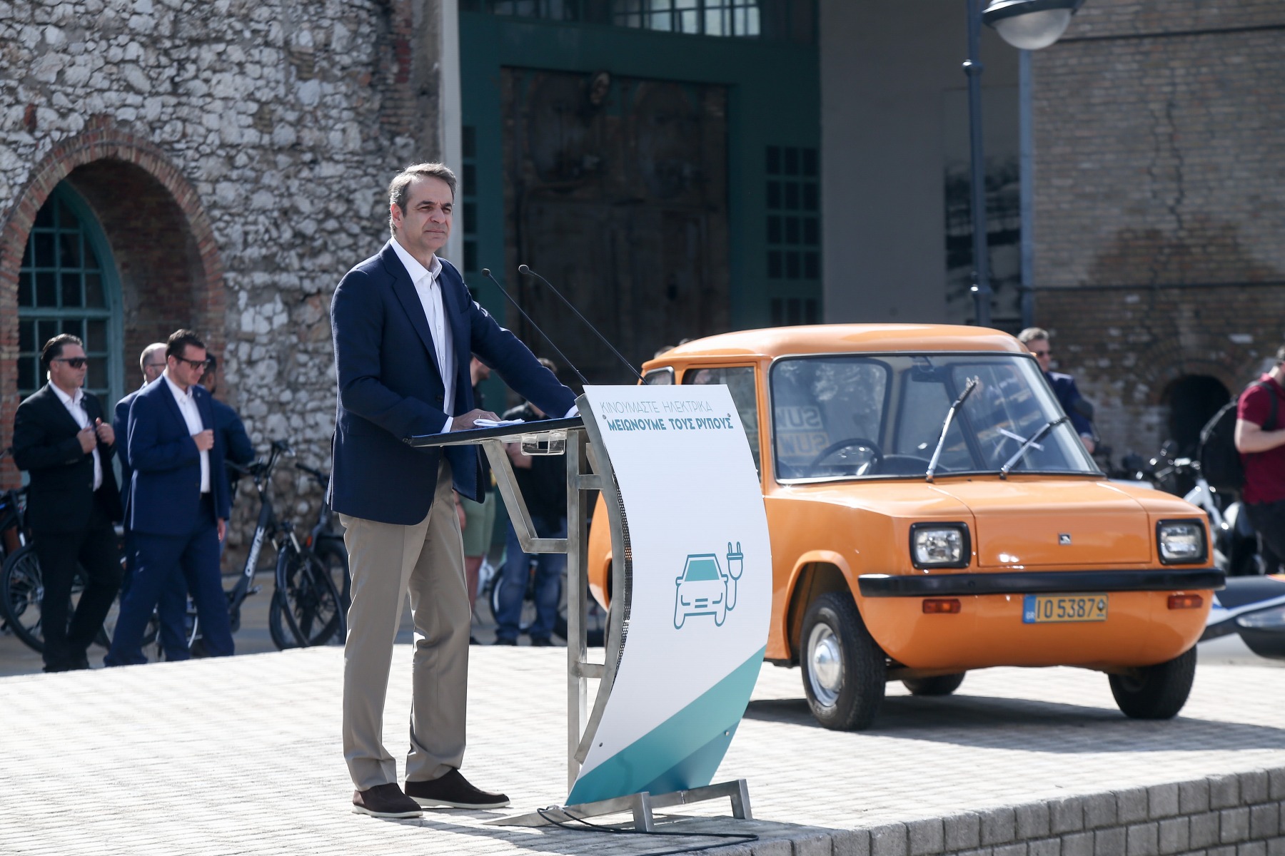Enfield 8000: Το πρώτο ελληνικό ηλεκτρικό αυτοκίνητο – Ήταν δίπλα στον Μητσοτάκη