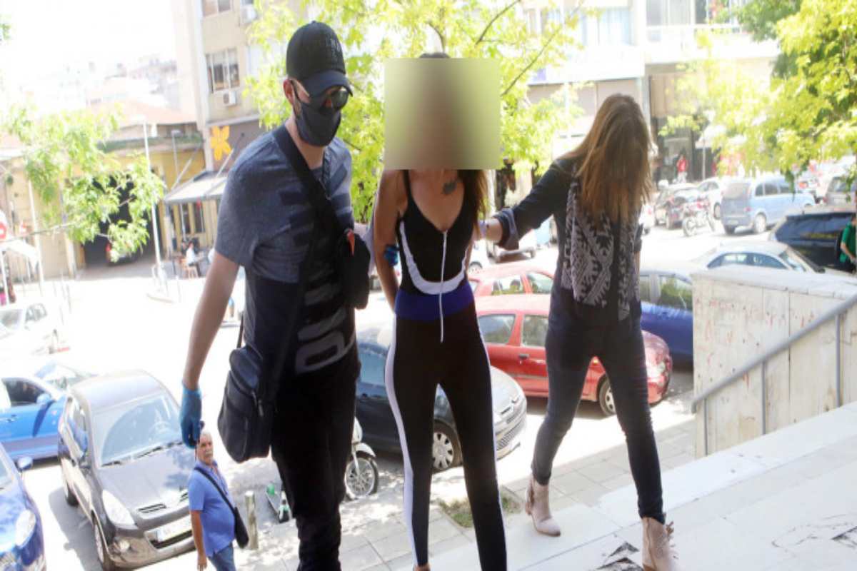 «Παρουσιάστρια» Χαρδαλιάς: Βίντεο ντοκουμέντο από την επίθεση με το νερό