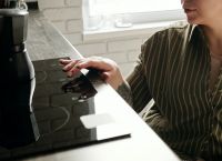 Πώς να αφαιρέσω γρατζουνιές και βρωμιά από την κεραμική εστία Πώς να αφαιρέσω γρατζουνιές και βρωμιά από την κεραμική εστία