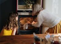 Πώς να καθαρίσω τον φούρνο από τα λίπη Πώς να καθαρίσω τον φούρνο από τα λίπη