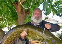 Τρίκαλα: Παπάς έβγαλε ψάρι 35 κιλών από τον Πηνειό [pics+vid]