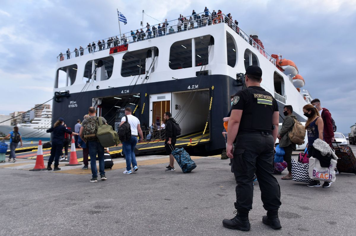 Blue Star Delos κορωνοϊός: Στον Πειραιά το πλοίο με τη Γαλλίδα που είναι θετική – Σε καραντίνα οι μαθητές