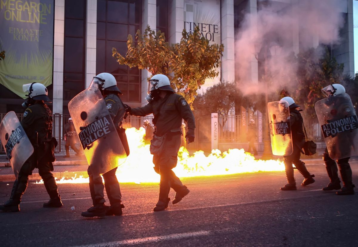 Επεισόδια αμερικάνικη πρεσβεία: Έσπασαν βιτρίνες και στο Κολωνάκι -12 προσαγωγές μετά την πορεία