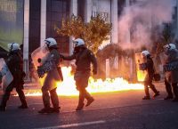 Επεισόδια αμερικάνικη πρεσβεία: Έσπασαν βιτρίνες και στο Κολωνάκι -12 προσαγωγές μετά την πορεία