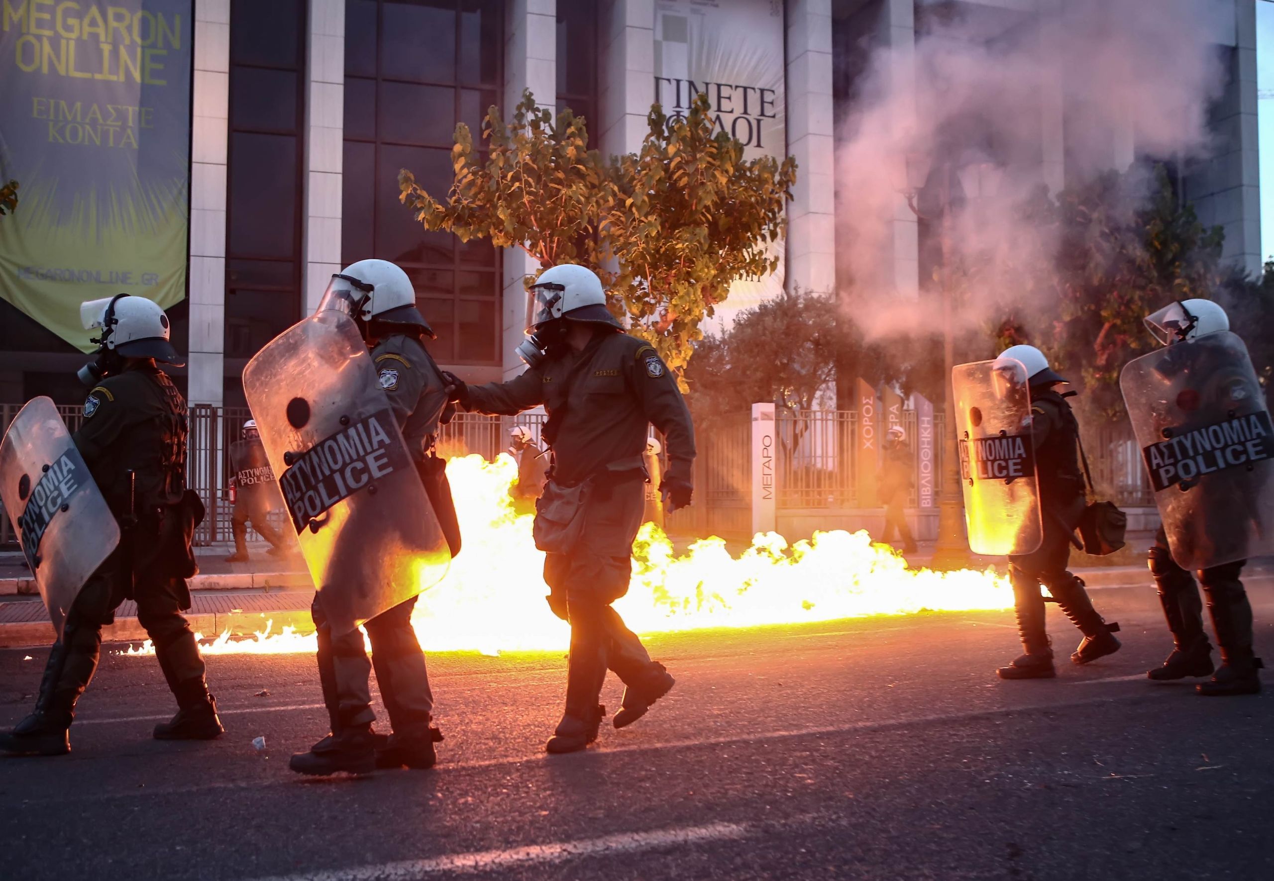 Επεισόδια αμερικάνικη πρεσβεία: Έσπασαν βιτρίνες και στο Κολωνάκι -12 προσαγωγές μετά την πορεία