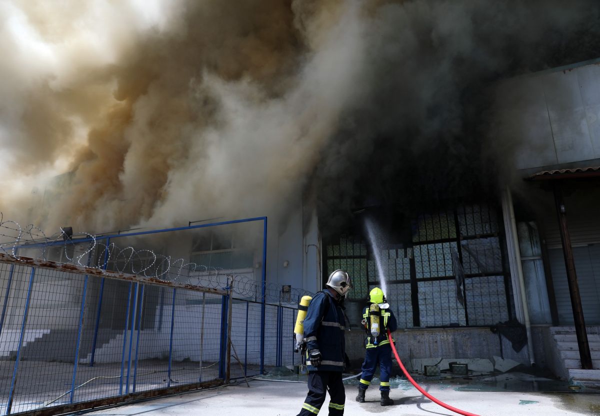 Φωτιά τώρα: Πυρκαγιά έχει ξεσπάσει σε εργοστάσιο στον Ασπρόπυργο