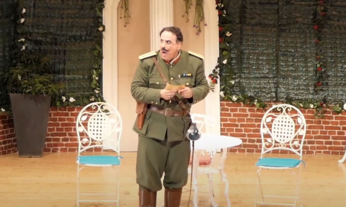 Ο Κλέαρχος, η Μαρίνα και ο κοντός Χάρης Ρώμας: Έκλεισαν οι ηθοποιοί της θεατρικής παράστασης