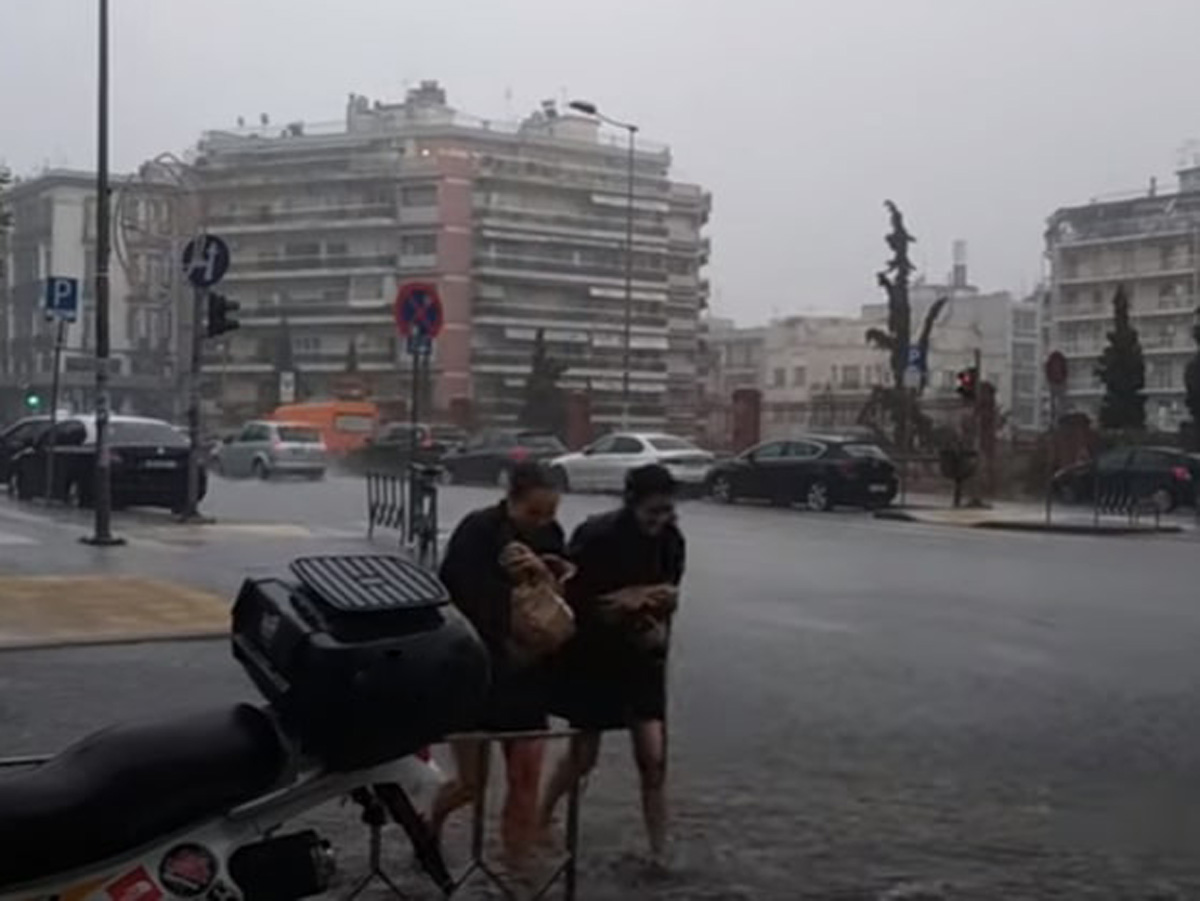 Κακοκαιρία Θεσσαλονίκη: Πλημμύρισαν σπίτια – Υπερχείλισε το ρέμα της Τούμπας [pics+vid]