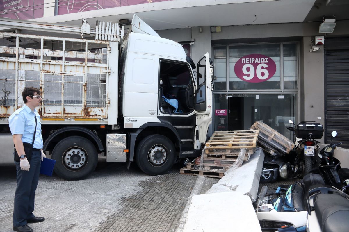 Τροχαίο Πειραιώς: Νεκρός ο οδηγός του φορτηγού