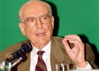 Ανδρέας Παπανδρέου: Πριν από 24 χρόνια έφυγε από τη ζωή ο πολιτικός που σφράγισε τη μεταπολίτευση Ανδρέας Παπανδρέου: Πριν από 24 χρόνια έφυγε από τη ζωή ο πολιτικός που σφράγισε τη μεταπολίτευση