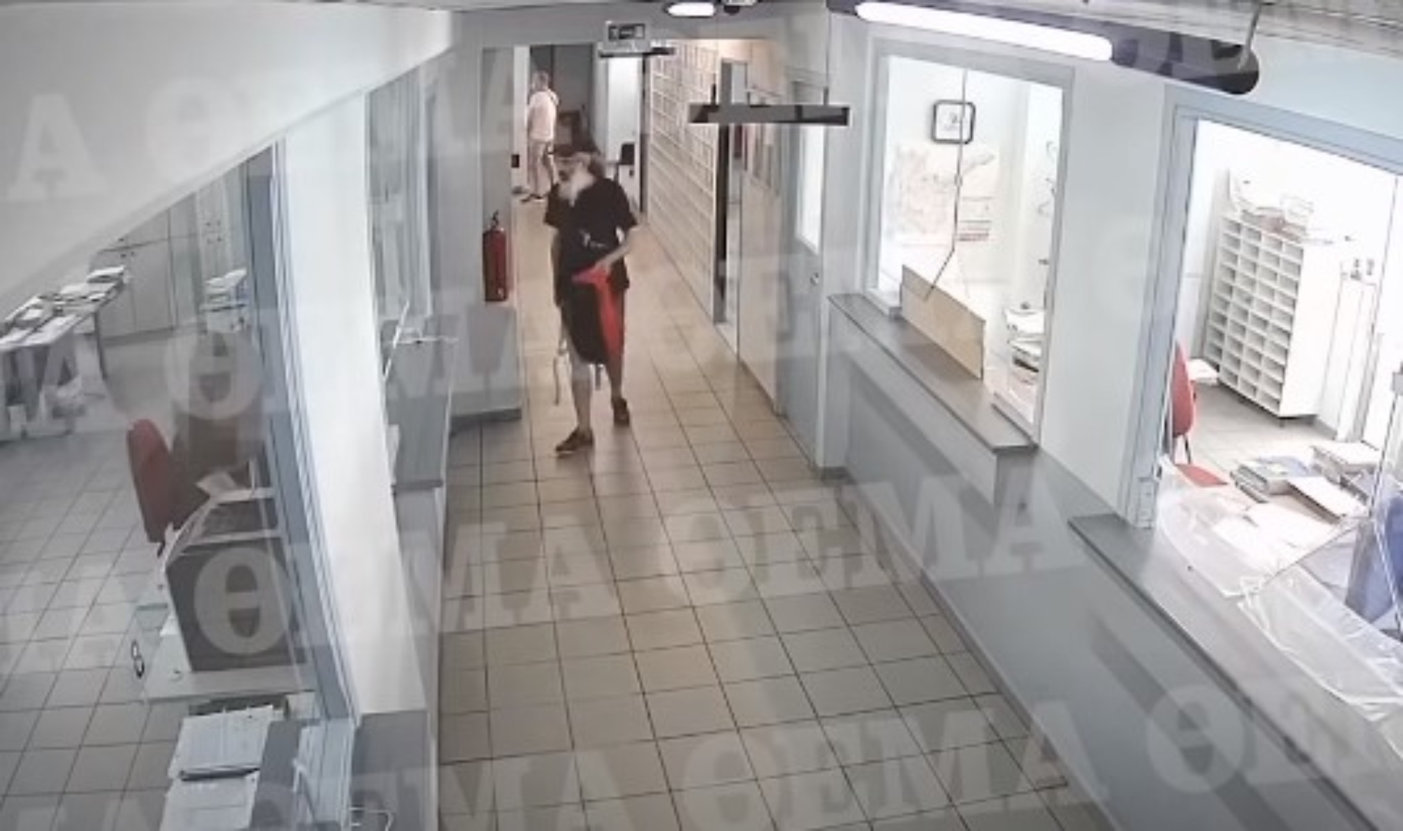 Επίθεση τσεκούρι Κοζάνη βίντεο: Συγκλονιστικές εικόνες – Καρέ καρέ η επίθεση του δράστη