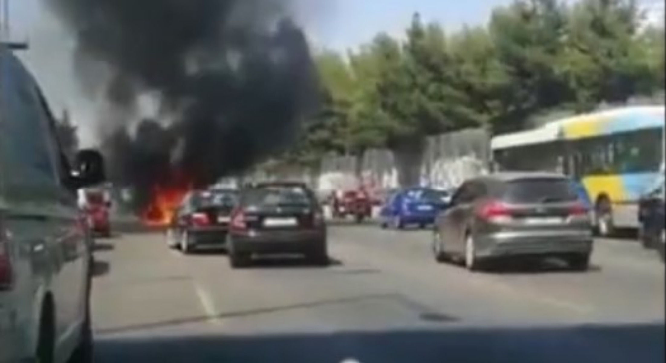 Σχολικό Κηφισός: Στις φλόγες τυλίχτηκε το όχημα στην εθνική οδό