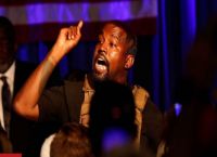 Κάνιε Γουέστ: Ξέσπασε σε κλάματα στην πρώτη του προεκλογική συγκέντρωση Κάνιε Γουέστ: Ξέσπασε σε κλάματα στην πρώτη του προεκλογική συγκέντρωση