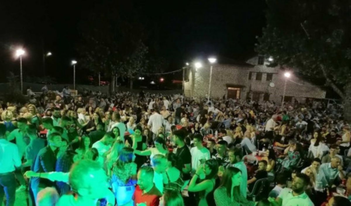 Αλίαρτος: Εικόνες συνωστισμού και παρουσία βουλευτών σε γιορτή στην πόλη της Βοιωτίας