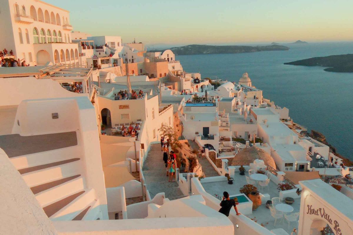 «Santorini s’ agapo»: Μια Αυστριακή συγγραφέας αφηγείται γιατί «ερωτεύτηκε» τη Σαντορίνη
