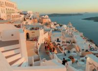 «Santorini s’ agapo»: Μια Αυστριακή συγγραφέας αφηγείται γιατί «ερωτεύτηκε» τη Σαντορίνη «Santorini s’ agapo»: Μια Αυστριακή συγγραφέας αφηγείται γιατί «ερωτεύτηκε» τη Σαντορίνη