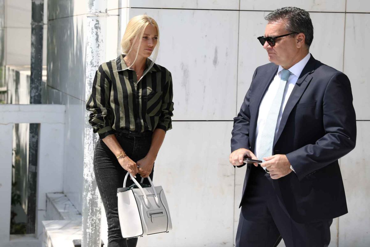 Δολοφονία Γιάννη Μακρή: Στο δικαστήριο η Βικτώρια Καρύδα –  Αντιμέτωπη με τους δυο δολοφόνους