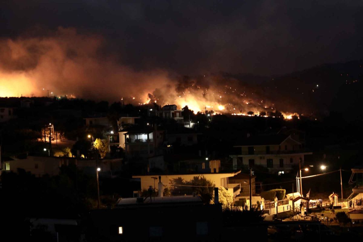 Φωτιά Κορινθία: Πύρινη λαίλαπα κατακαίει τις Κεχριές – Εκκενώθηκε και έκτος οικισμός