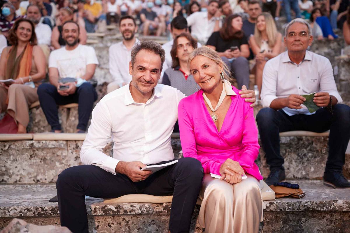 Μητσοτάκης Επίδαυρος: H εμφάνιση του Πρωθυπουργού με τη σύζυγό του στο Αρχαίο Θέατρο