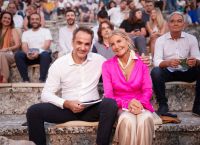 Μητσοτάκης Επίδαυρος: H εμφάνιση του Πρωθυπουργού με τη σύζυγό του στο Αρχαίο Θέατρο Μητσοτάκης Επίδαυρος: H εμφάνιση του Πρωθυπουργού με τη σύζυγό του στο Αρχαίο Θέατρο