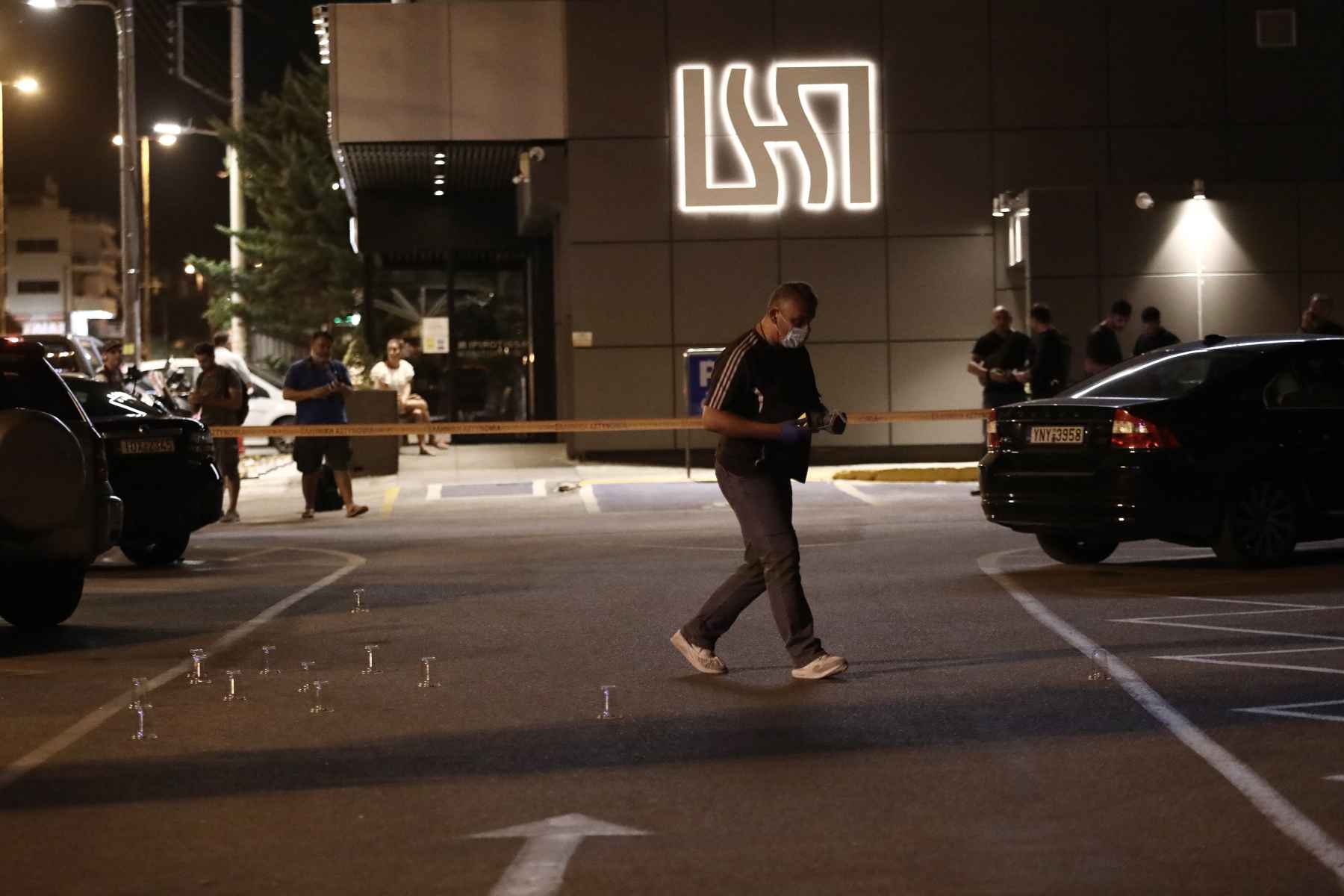 Πυροβολισμοί στη Βάρης Κορωπίου: Οι πρώτες φωτογραφίες από το σημείο της επίθεσης