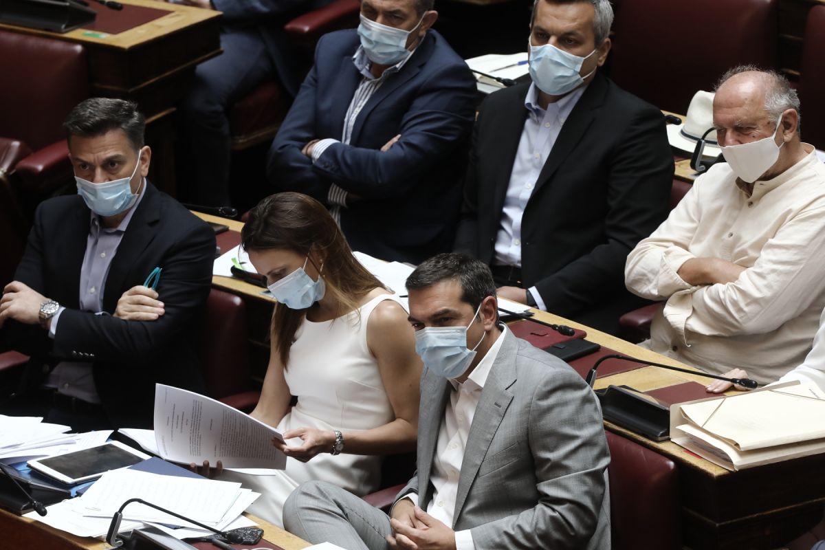 Μάσκες Βουλή: Oι υπουργοί και οι βουλευτές φορούν προστατευτική μάσκα κατά του κορωνοϊού