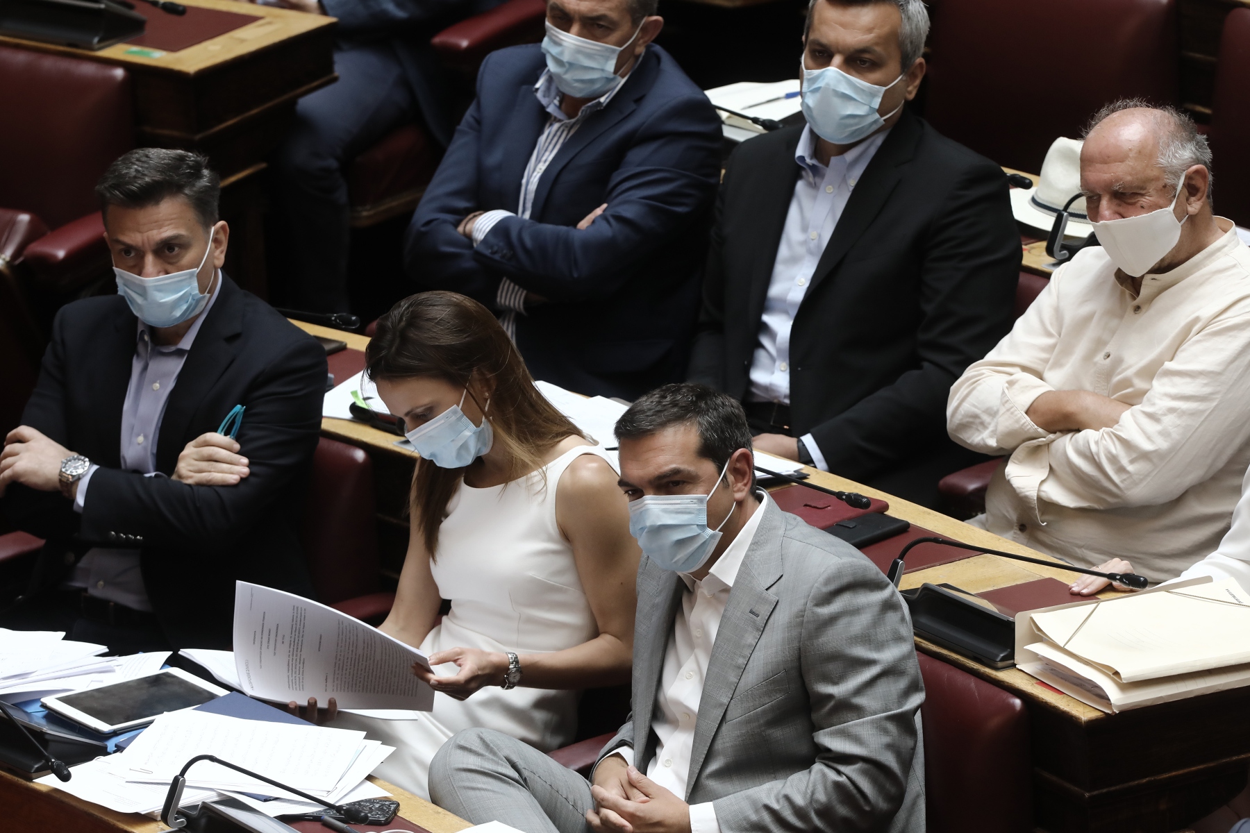 Μάσκες Βουλή: Oι υπουργοί και οι βουλευτές φορούν προστατευτική μάσκα κατά του κορωνοϊού